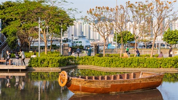 Looking out from the park, the feature pool is visually linked up with Aldrich Bay, whereas the sampan (flat-bottom wooden boat) provides an interesting contrast with the ferry behind, creating a juxtaposition of traditional and contemporary waterway transportation.